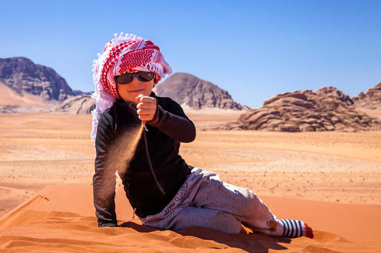 Jeu dans les sables du Wadi Rum, Jordanie
