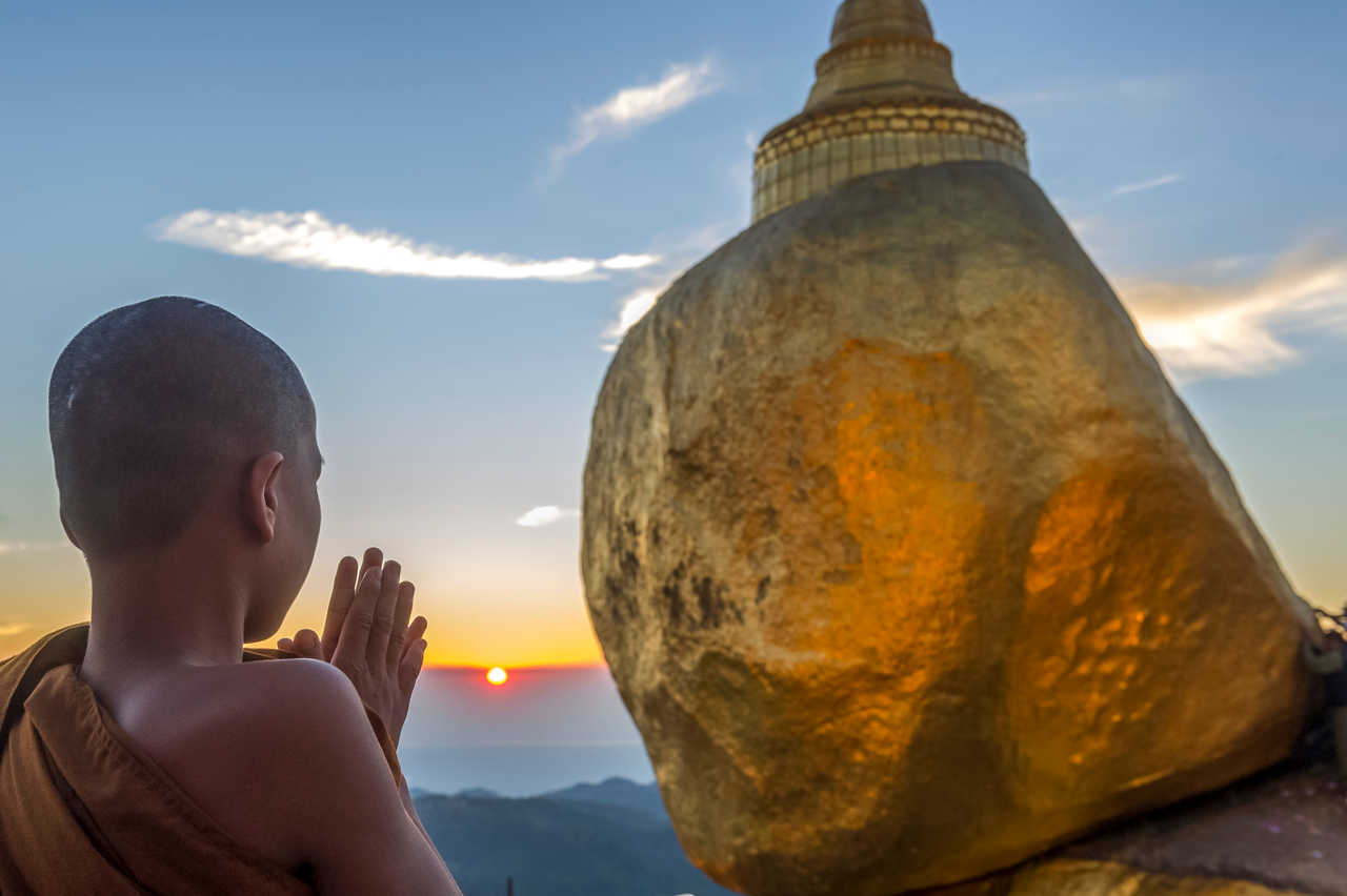 Jeune moine priant au rocher d'Or, Kyaiktiyo, Myanmar