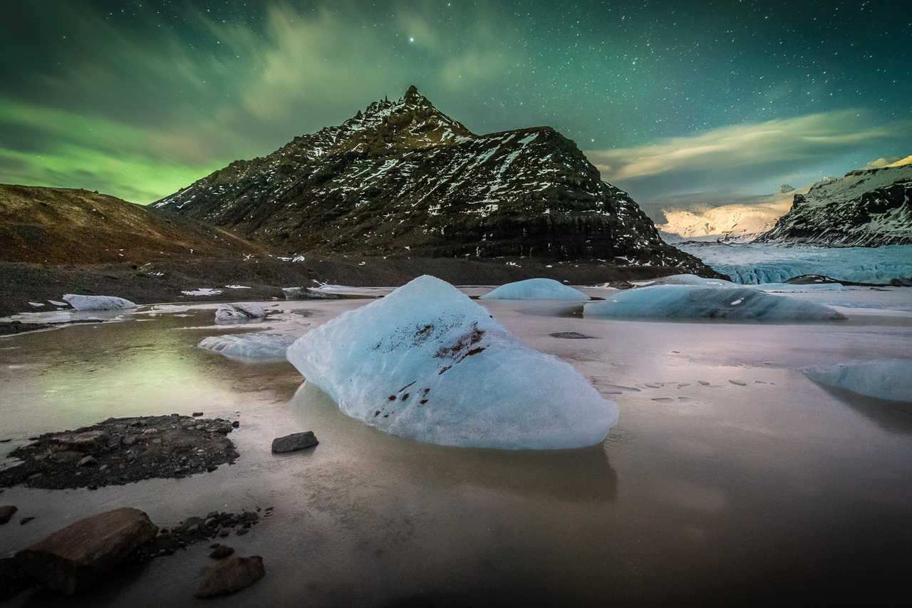 Jokulsarlon en Islande sous les aurores boréales