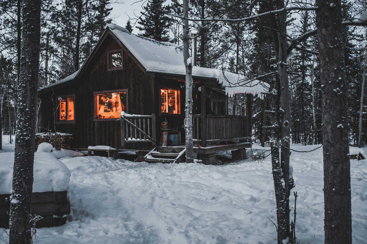 Jolie cabane chaleureuse dans le Yukon