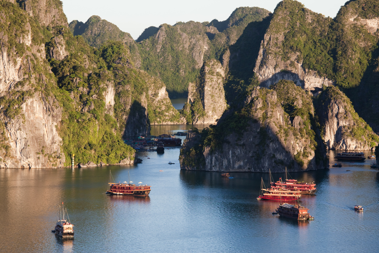Jonques dans la baie d'Halong