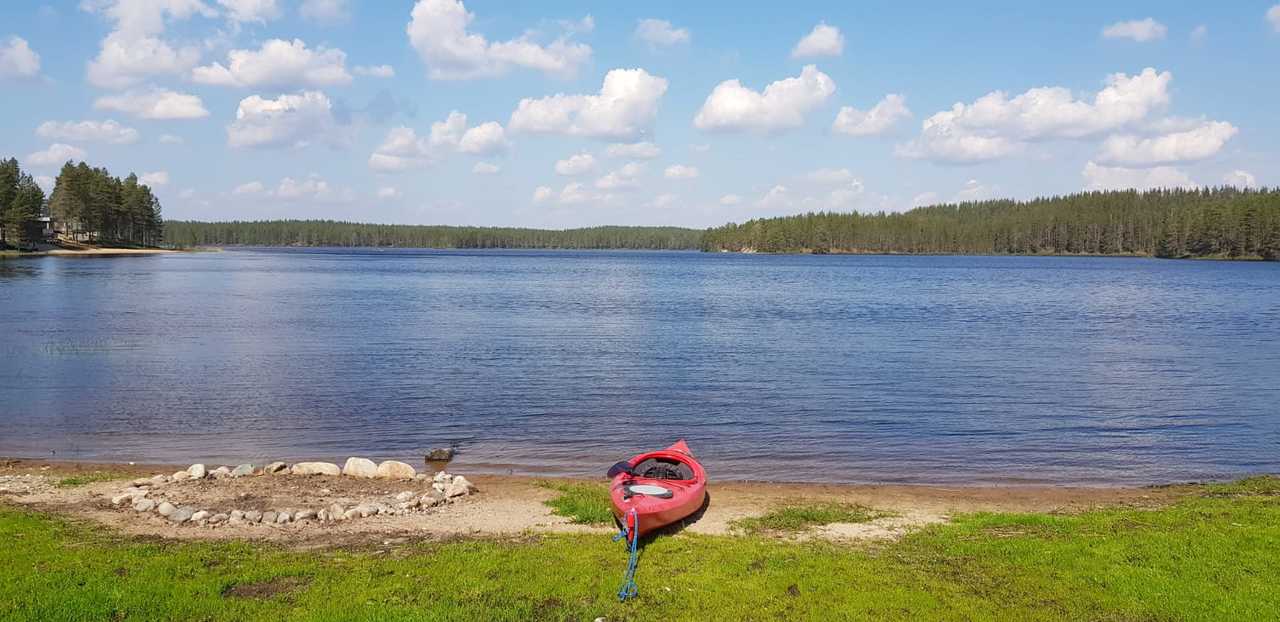 Kayak au bord du lac, Finlande, Laponie