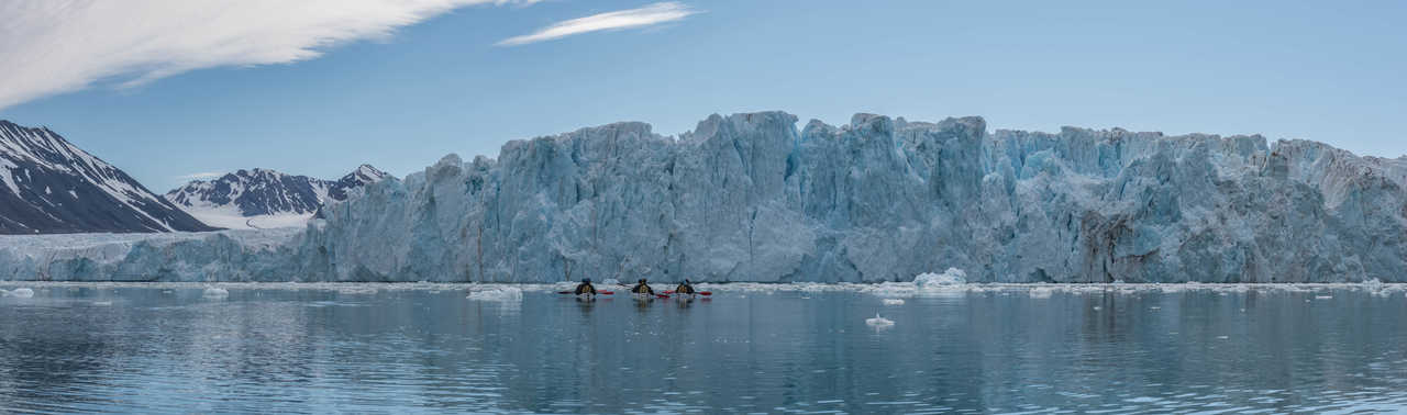 Kayak au pied du glacier de Monaco Spitzberg