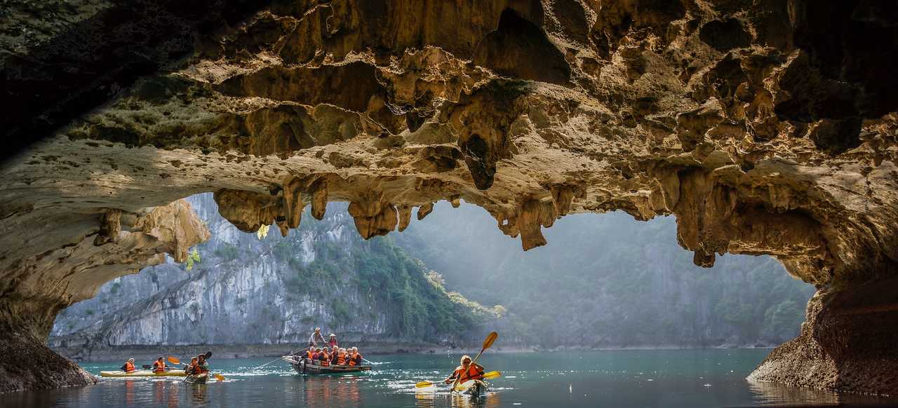 Kayak dans la Baie d'Ha Long au Vietnam