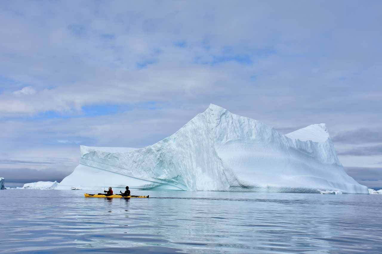 Kayak dans le Grand Nord au pied des icebergs
