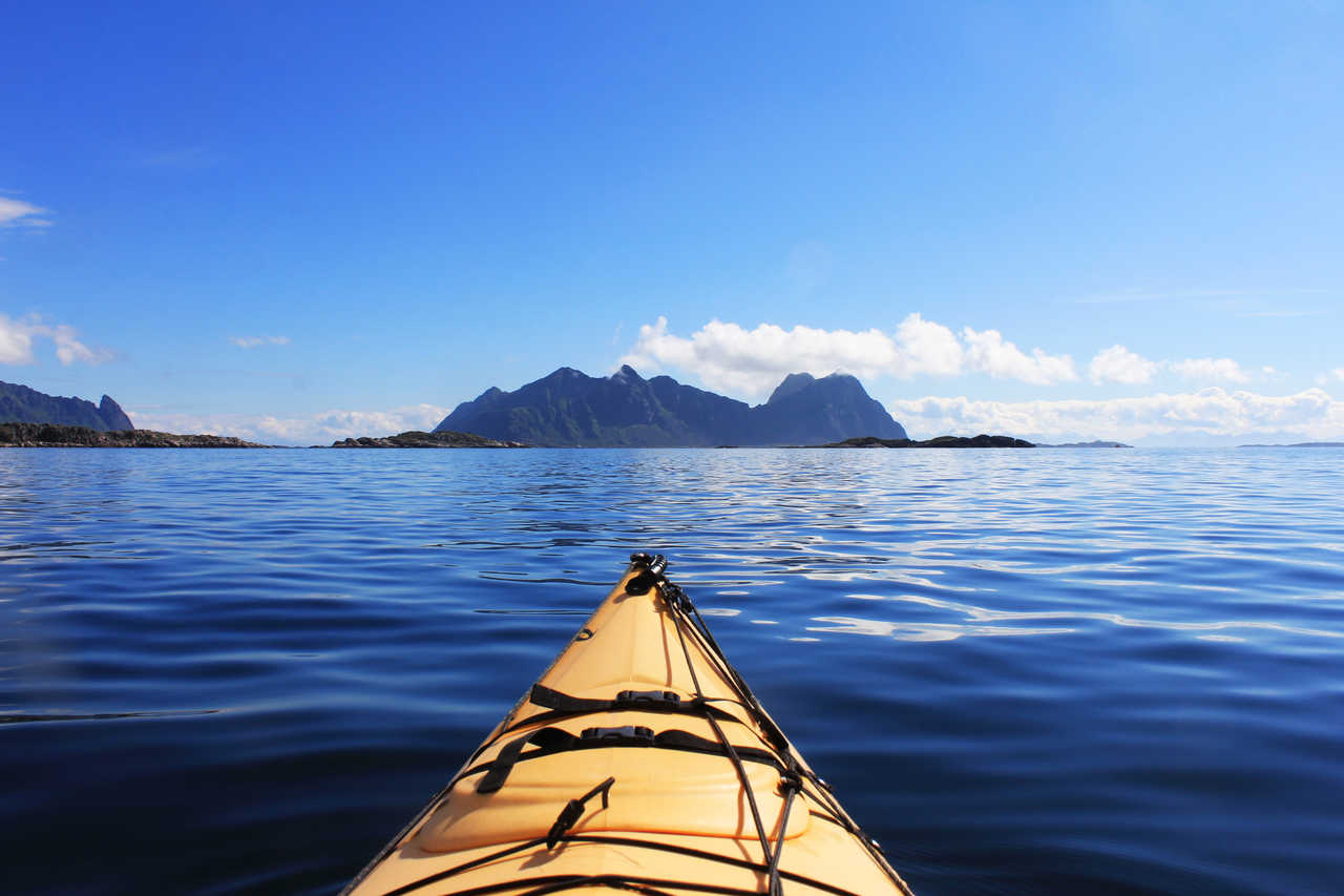 Kayak dans les îles du Nord de la Norvège