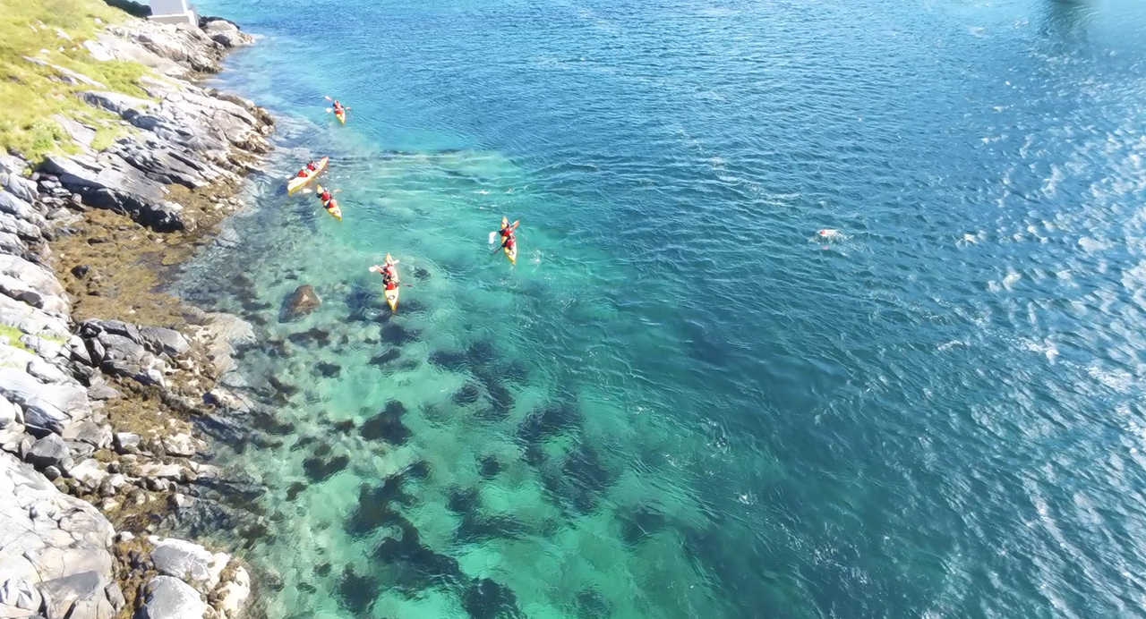 Kayak de mer à Fredvang, îles Lofoten, Norvège