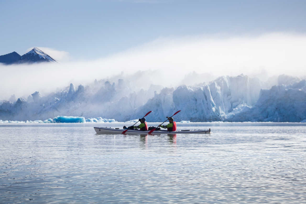 Kayak de mer au pied du glacier de Monaco dans l'Arctique, Svalbard