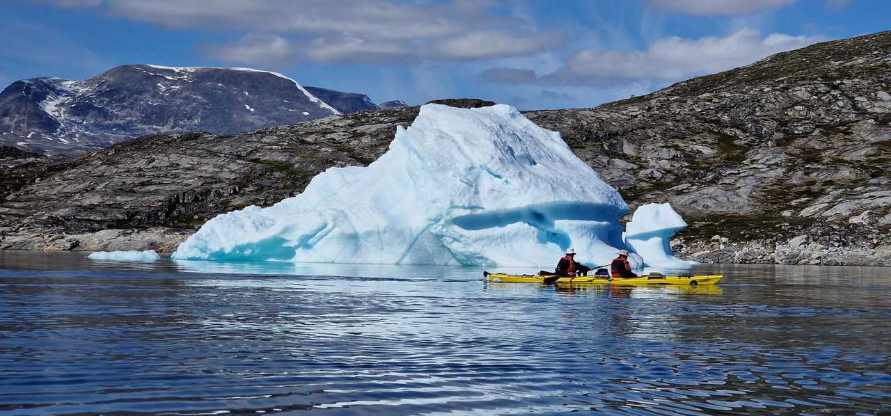 Kayak de mer dans l'Arctique au Groenland