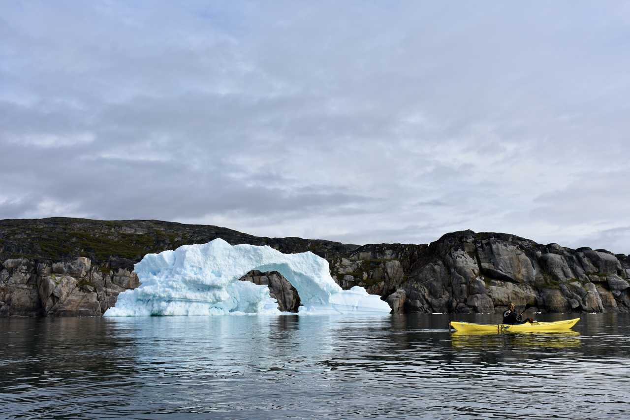 kayak de mer dans le Grand nord dans la baie de Disko