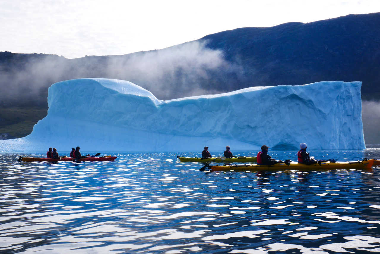 Kayak de mer parmi les icebergs du Groenland