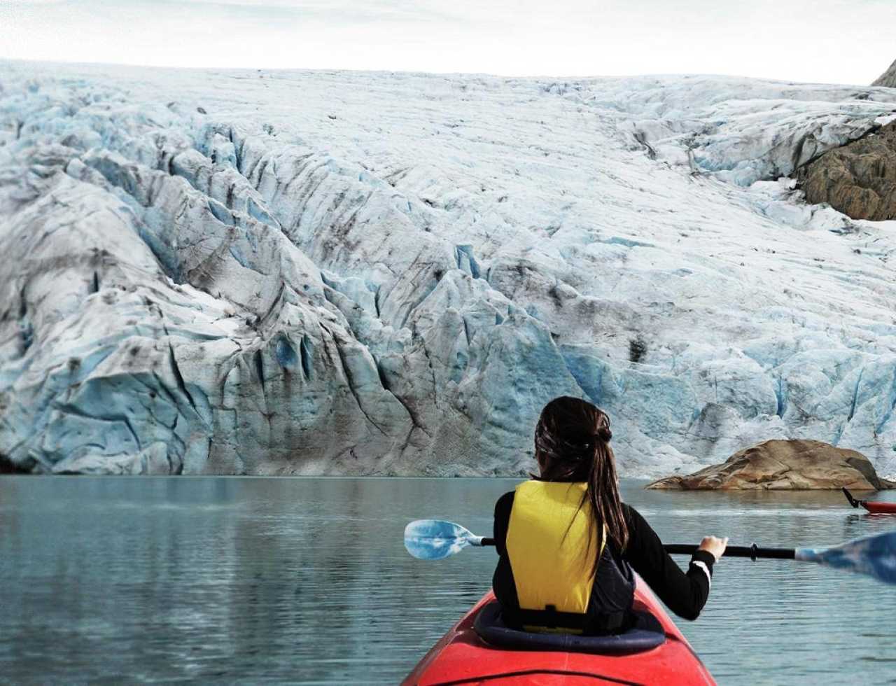 Kayak de mer près du glacier Folgefonna en Norvège