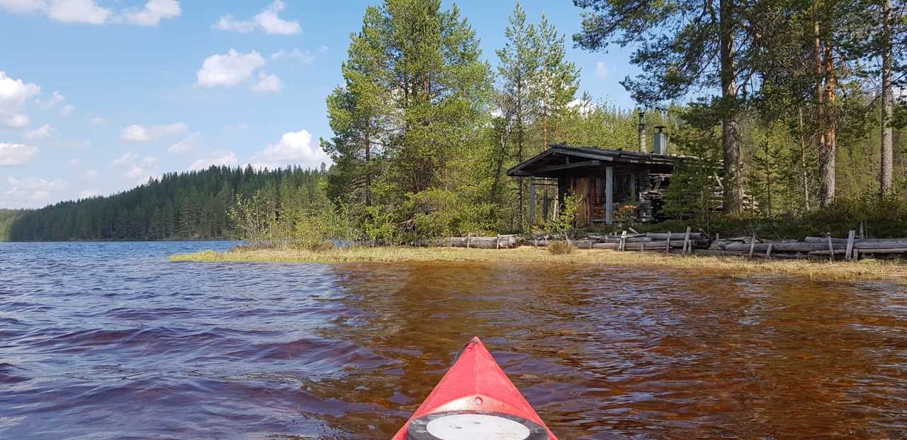 Kayak de mer sur le lac de Hossa, Finlande