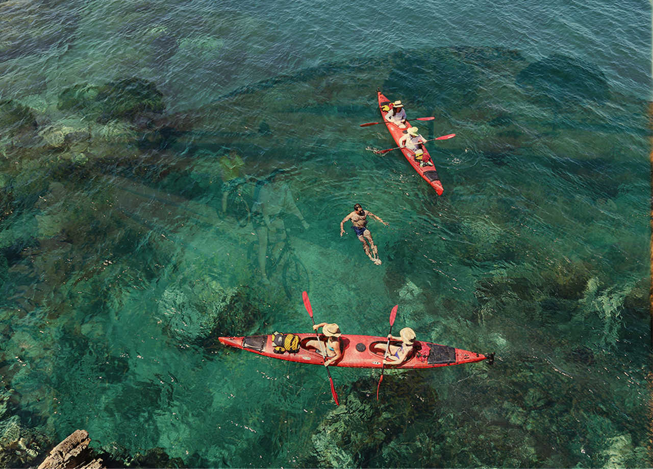 Kayak en Croatie dans une eau turquoise