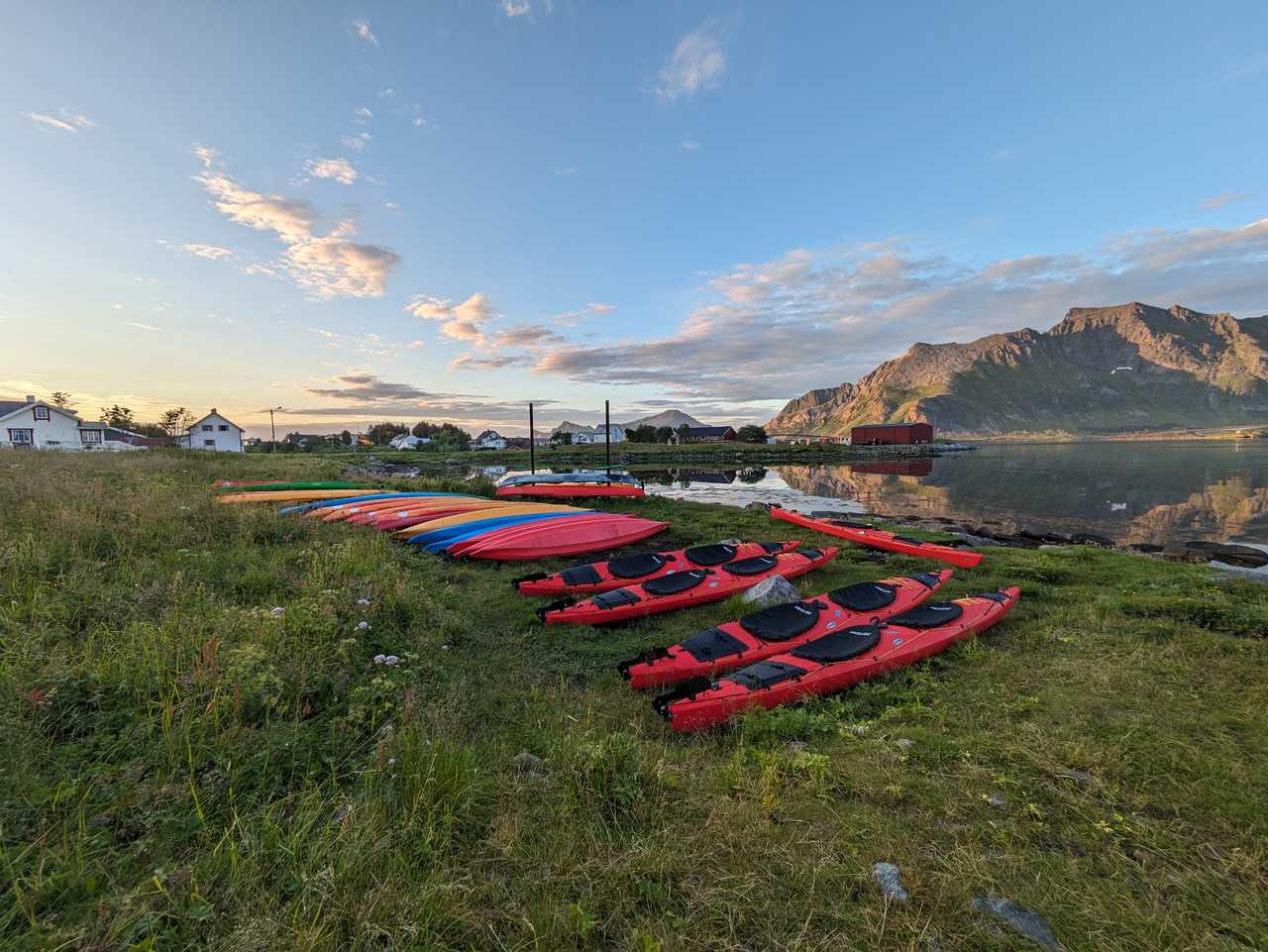 Kayaks au Naust à Fredvang, aux Lofoten