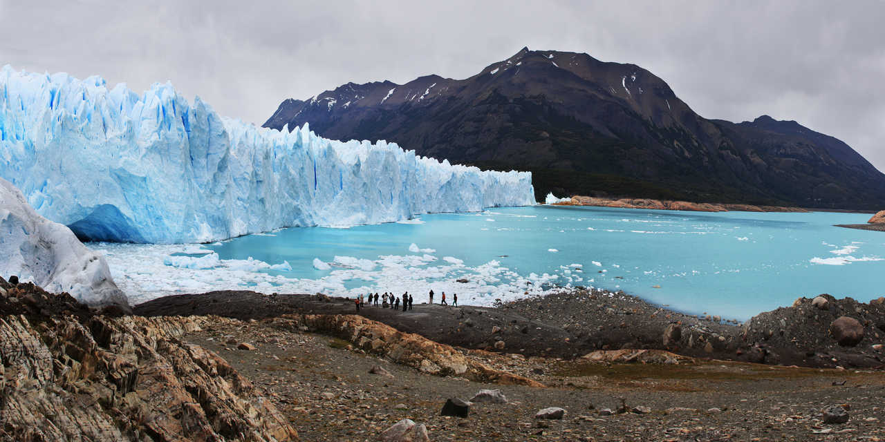 Voyageurs devant l’impressionnant Glacier Perito Moreno