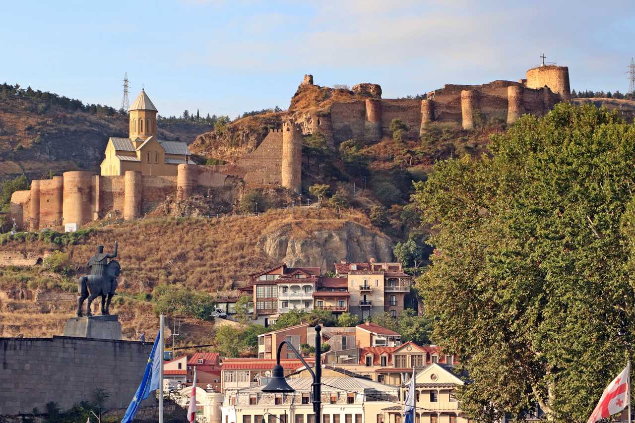 La forteresse et la vieille ville de Tbilissi en Géorgie