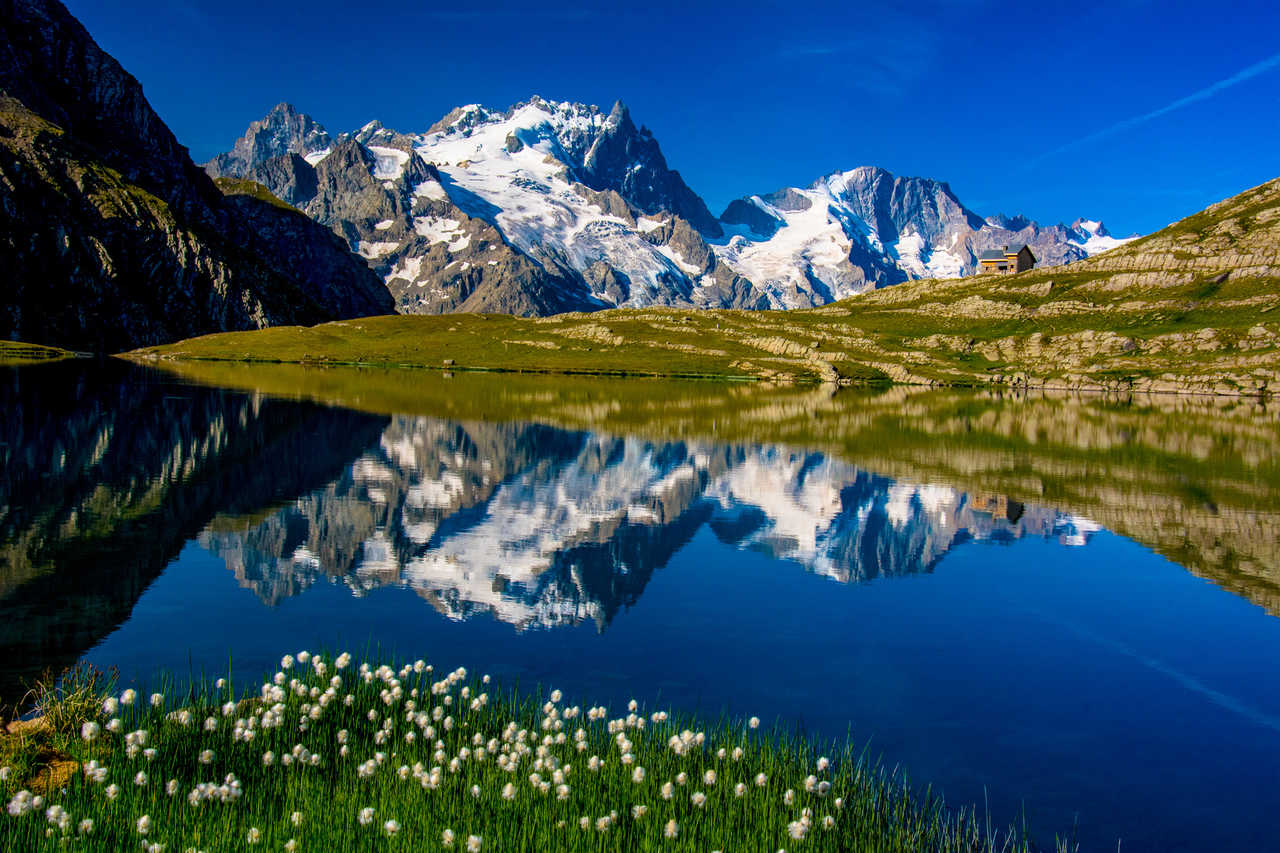 La Meije, le Pavé et le Rateau se reflétant dans le lac du Goléon, Massif des Ecrins, Alpes du sud