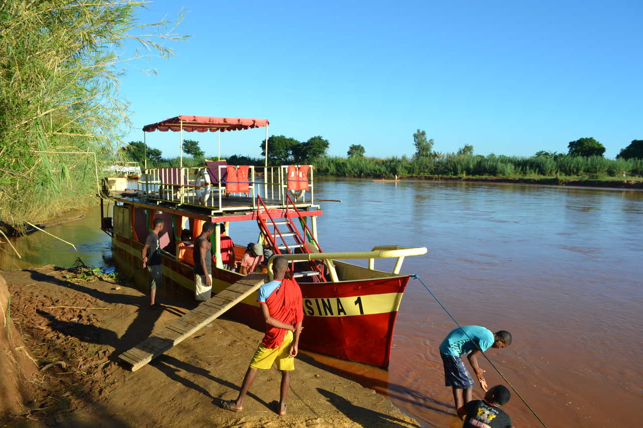 La navigation en chaland sur le fleuve Tsiribinha