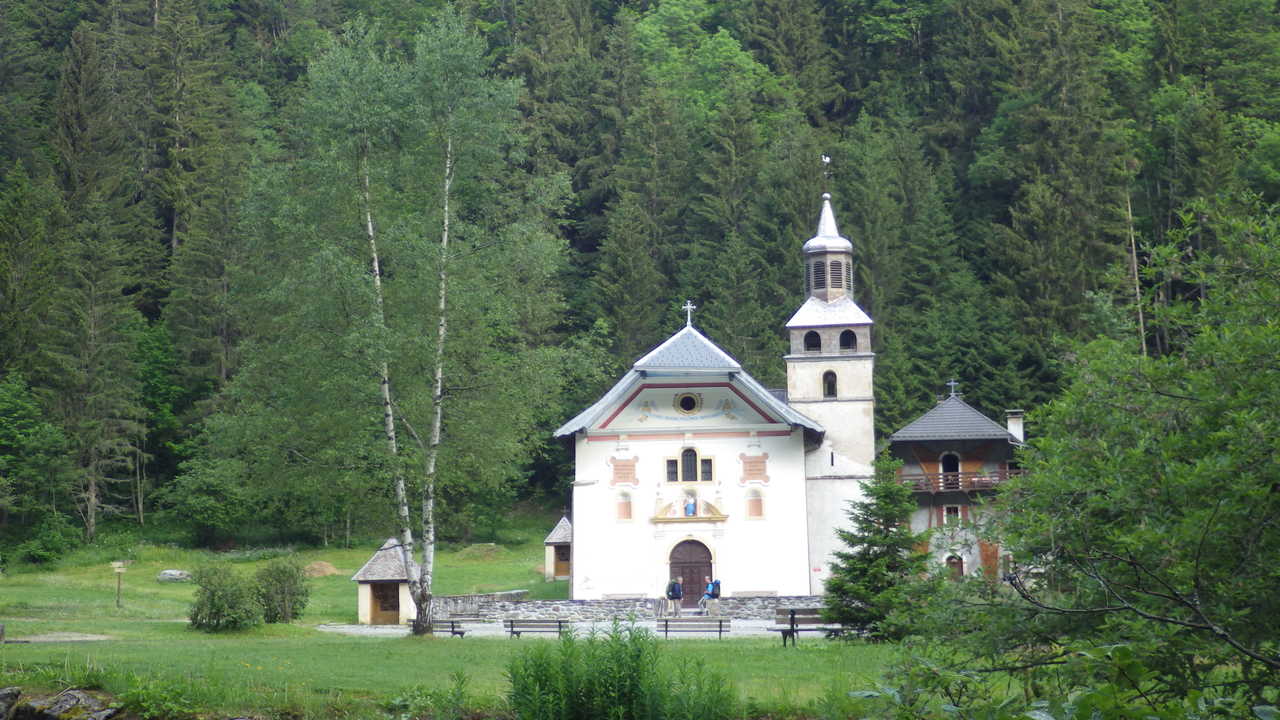 La petite chapelle de Notre Dame de la Gorge, massif du mont blanc, alpes