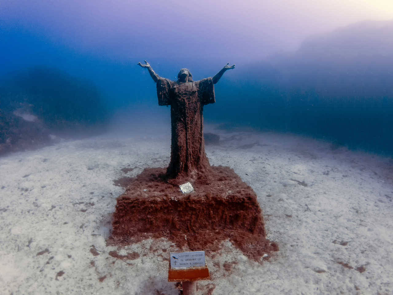 La statue de Jésus-Christ près de l'épave du MV Imperial Eagle à Malte