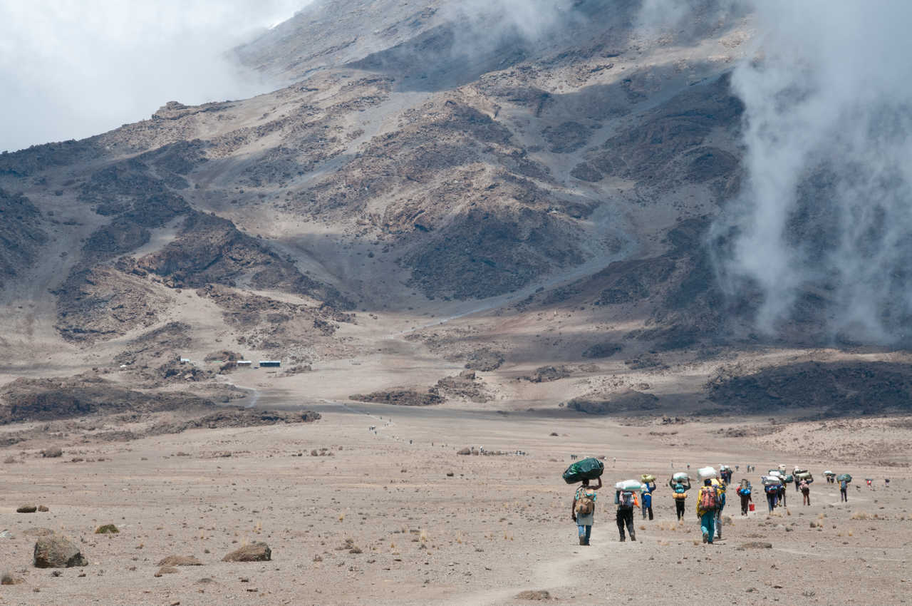 La traversée du désert volcanique lors de l'ascension du Kili en Tanzanie