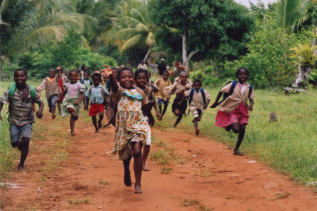 Enfants malgaches qui courent