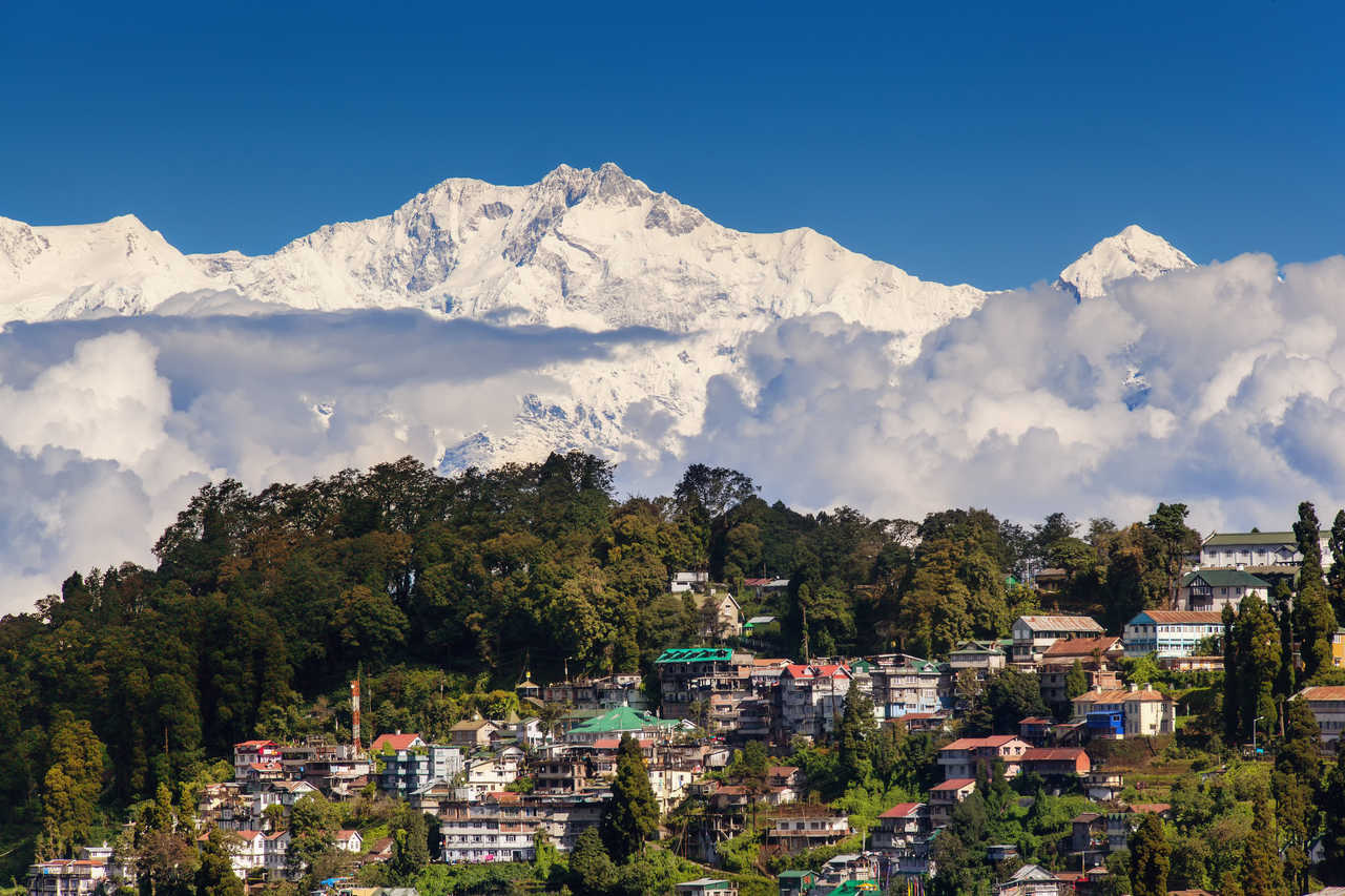 La ville de Darjeeling et le Kangchenjunga en arrière plan