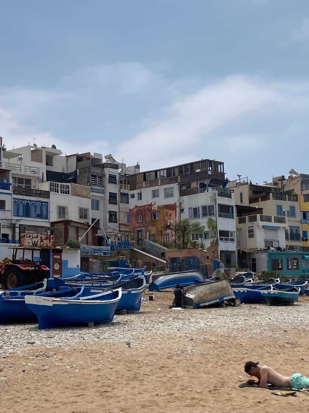 La ville de Taghazout et sa plage au Maroc