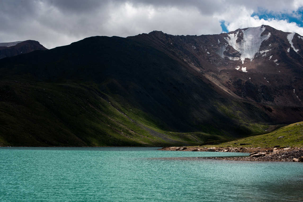 Lac d'altitude dans la Kharkhiraa