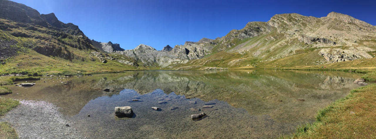 Lac d'altitude et superbe vue dans la vallée de l'Ubaye