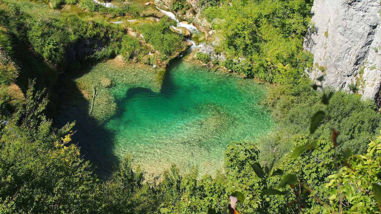 Lac dans le parc de Plivitce lors d'une randonnée