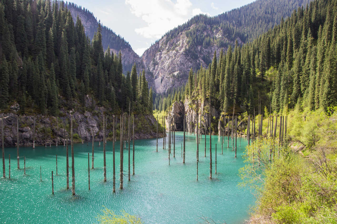 Lac dans les montagnes au Kazakhstan