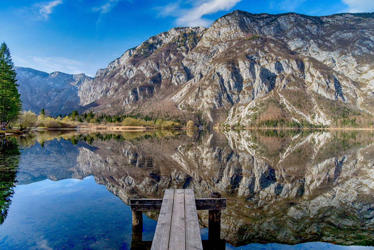 Lac de Bohinj dans le parc national du Triglav en Slovénie