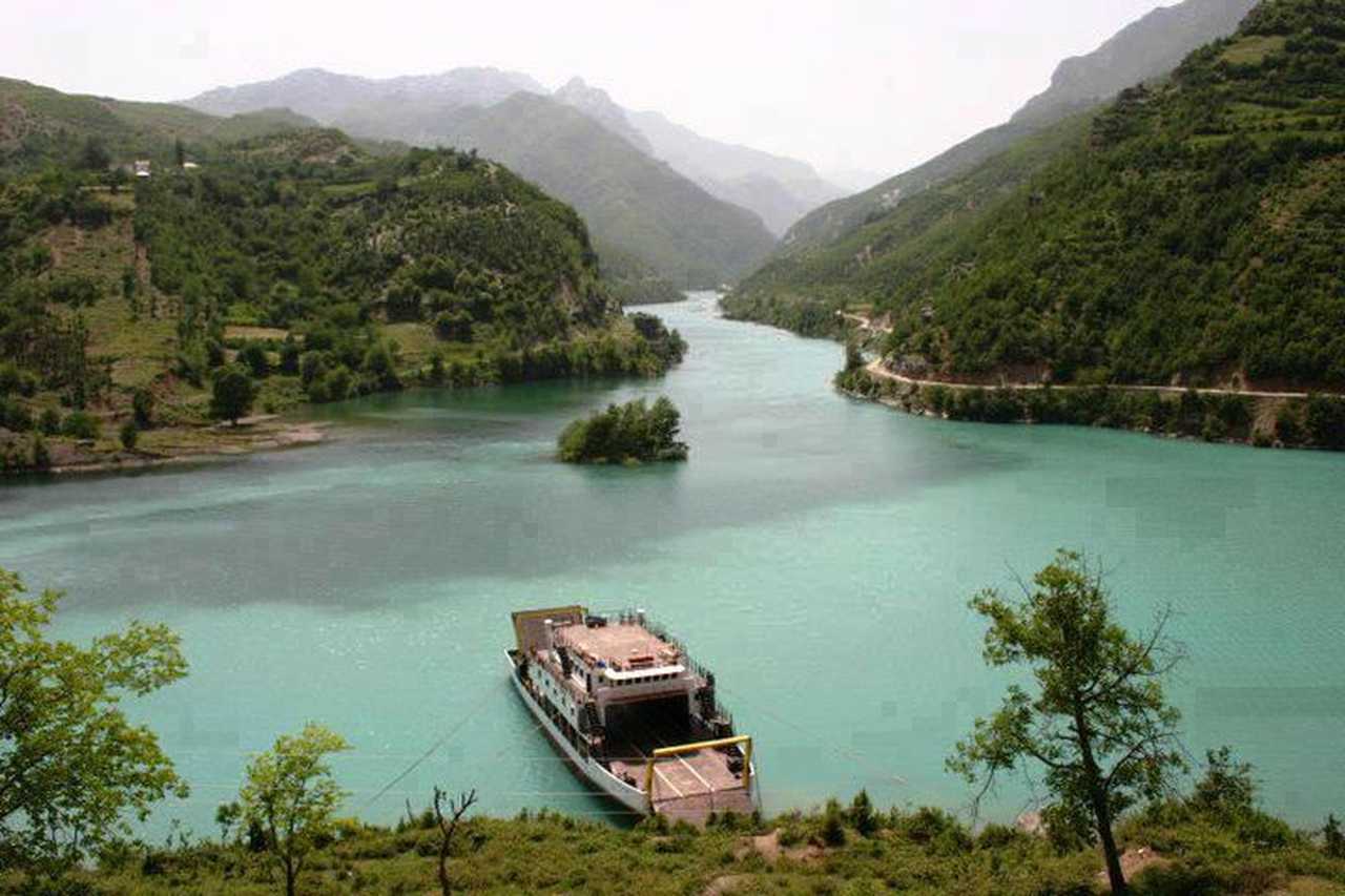 Lac de Koman dans le Nord de l'Albanie