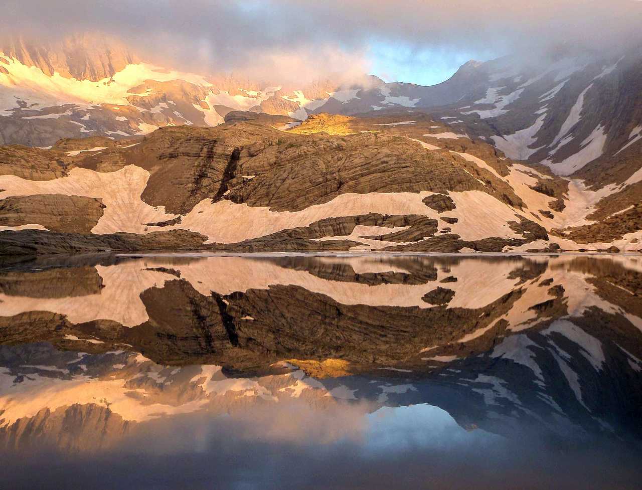 Lac de la région des Cauterets au coucher du soleil, Pyrénées