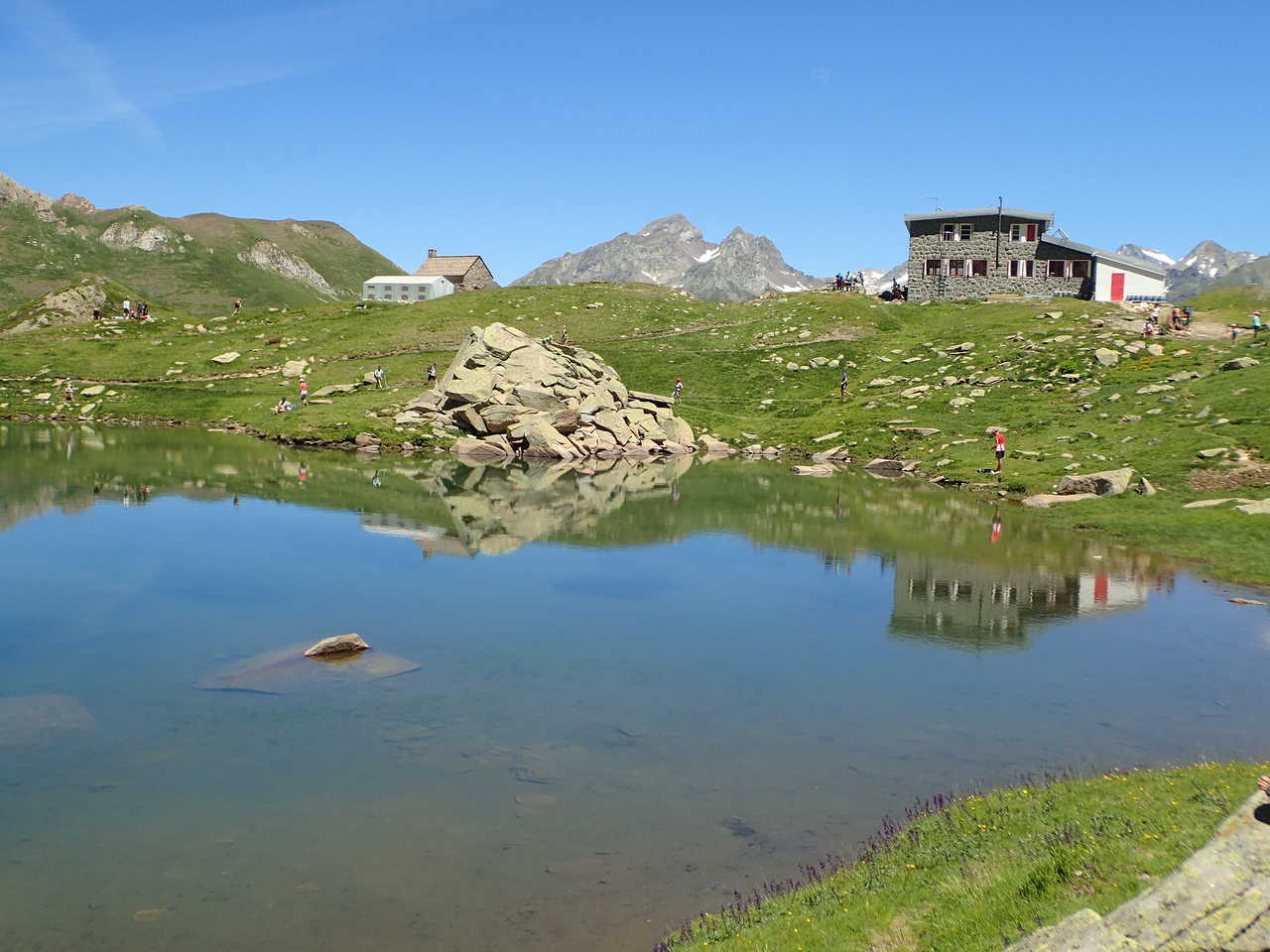 Lac et refuge dans la vallée d'Aspe, Pyrénées
