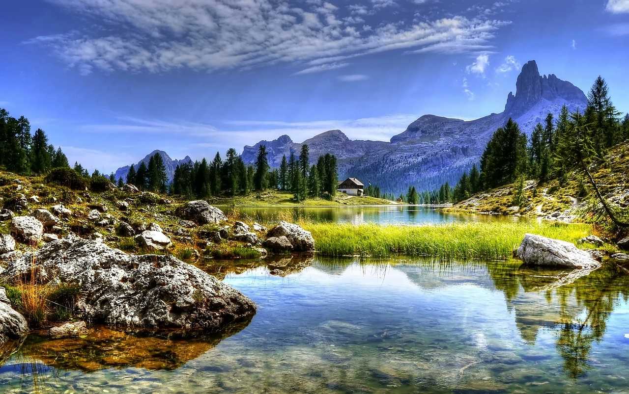 Lac et refuge dans les Dolomites