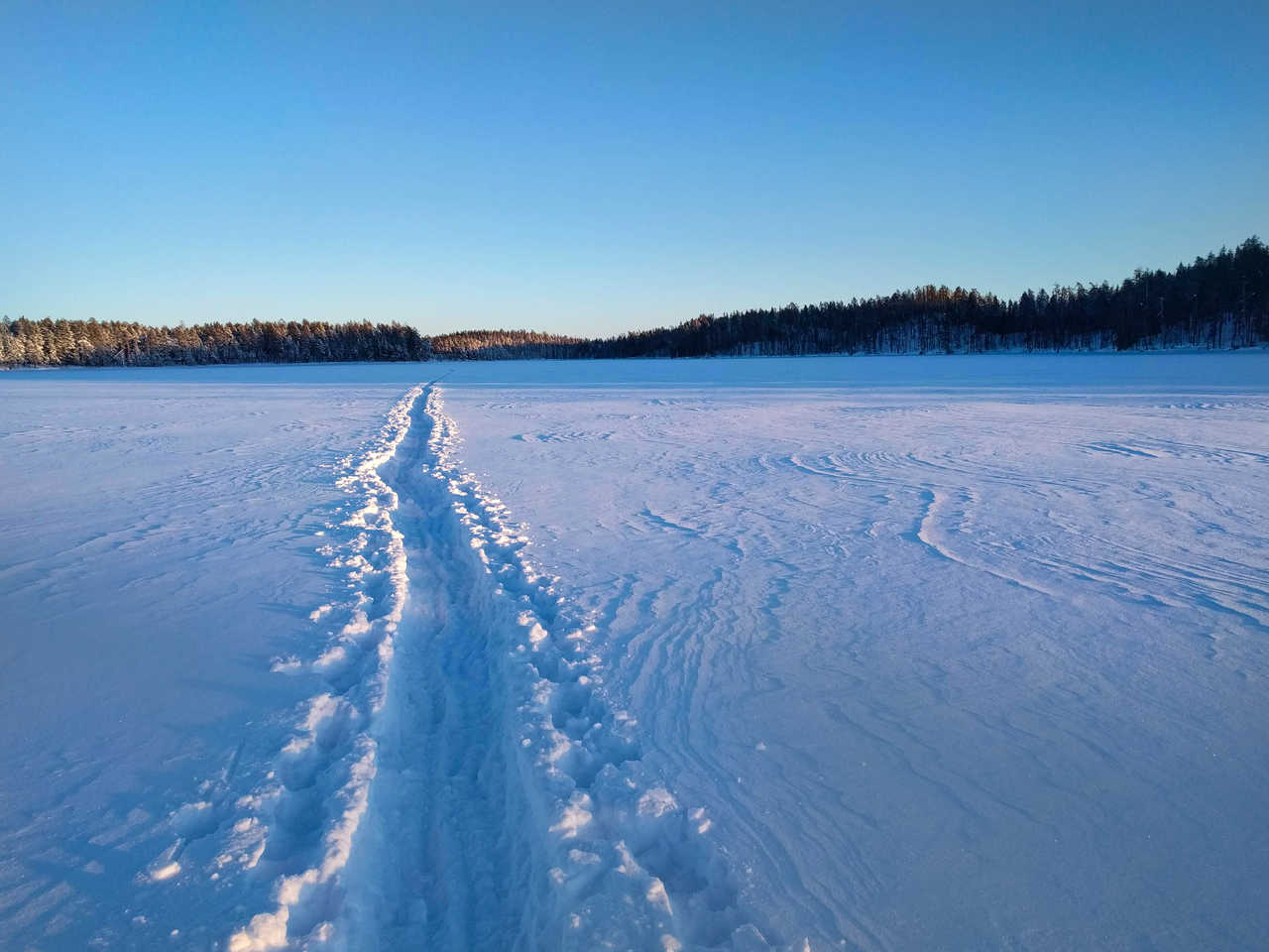 Lac gelé de Finlande, paysage Laponie