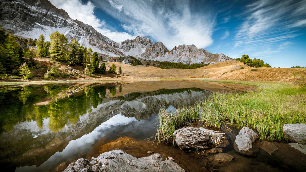 Lac miroir dans le Queyras dans les Alpes