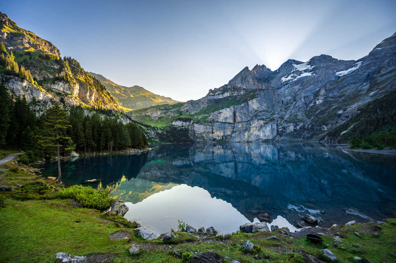 Lac Oeschinensee le matin au lever du soleil en Suisse