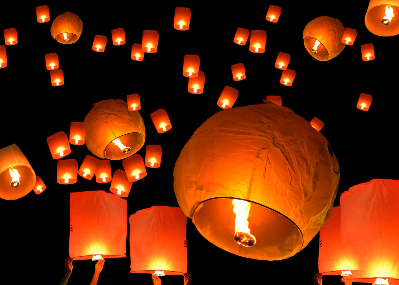 lanternes dans le ciel en Thaïlande