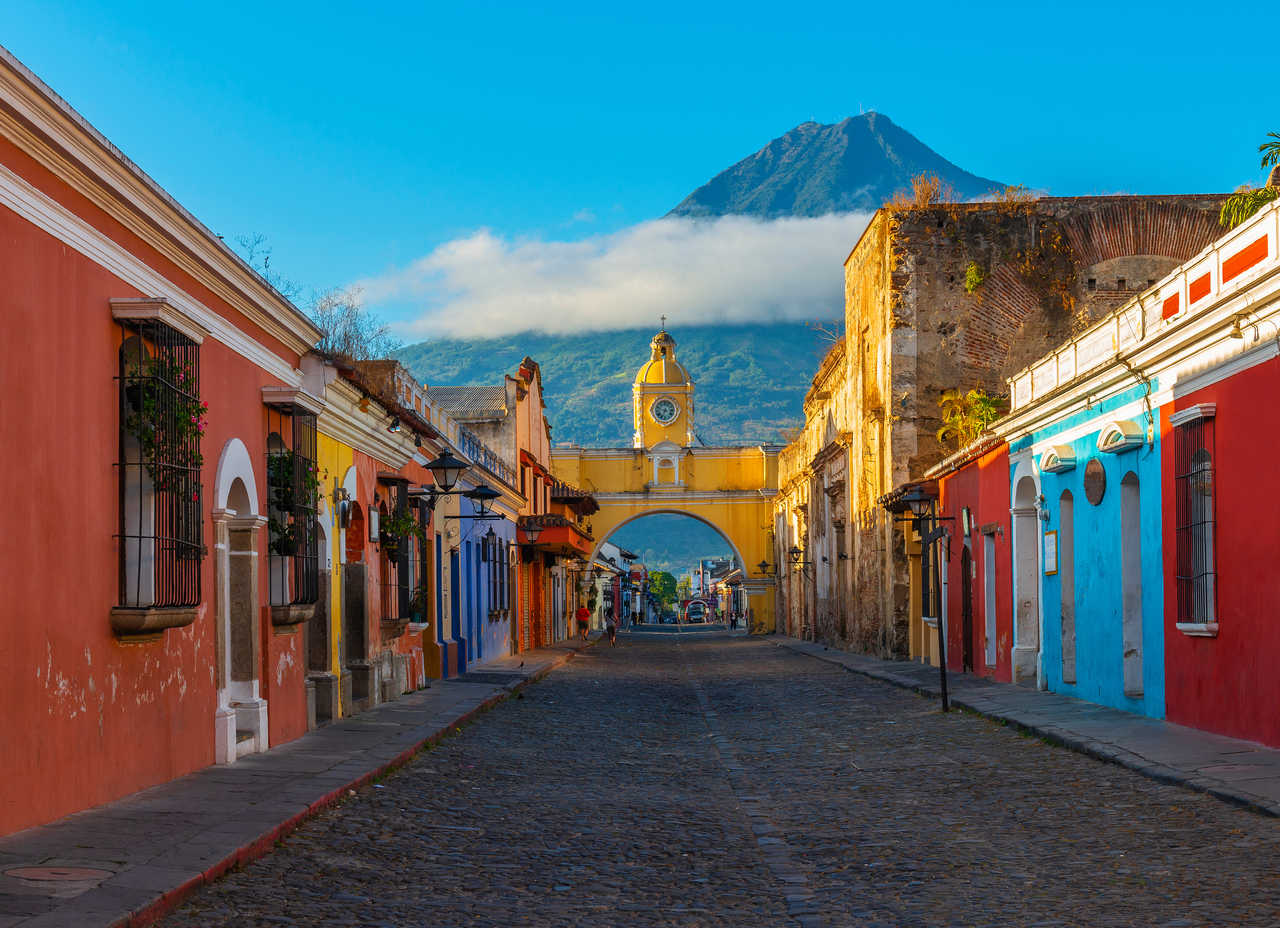 L'arche de Santa Catalina et le volcan Agua à Antigua, Guatemala
