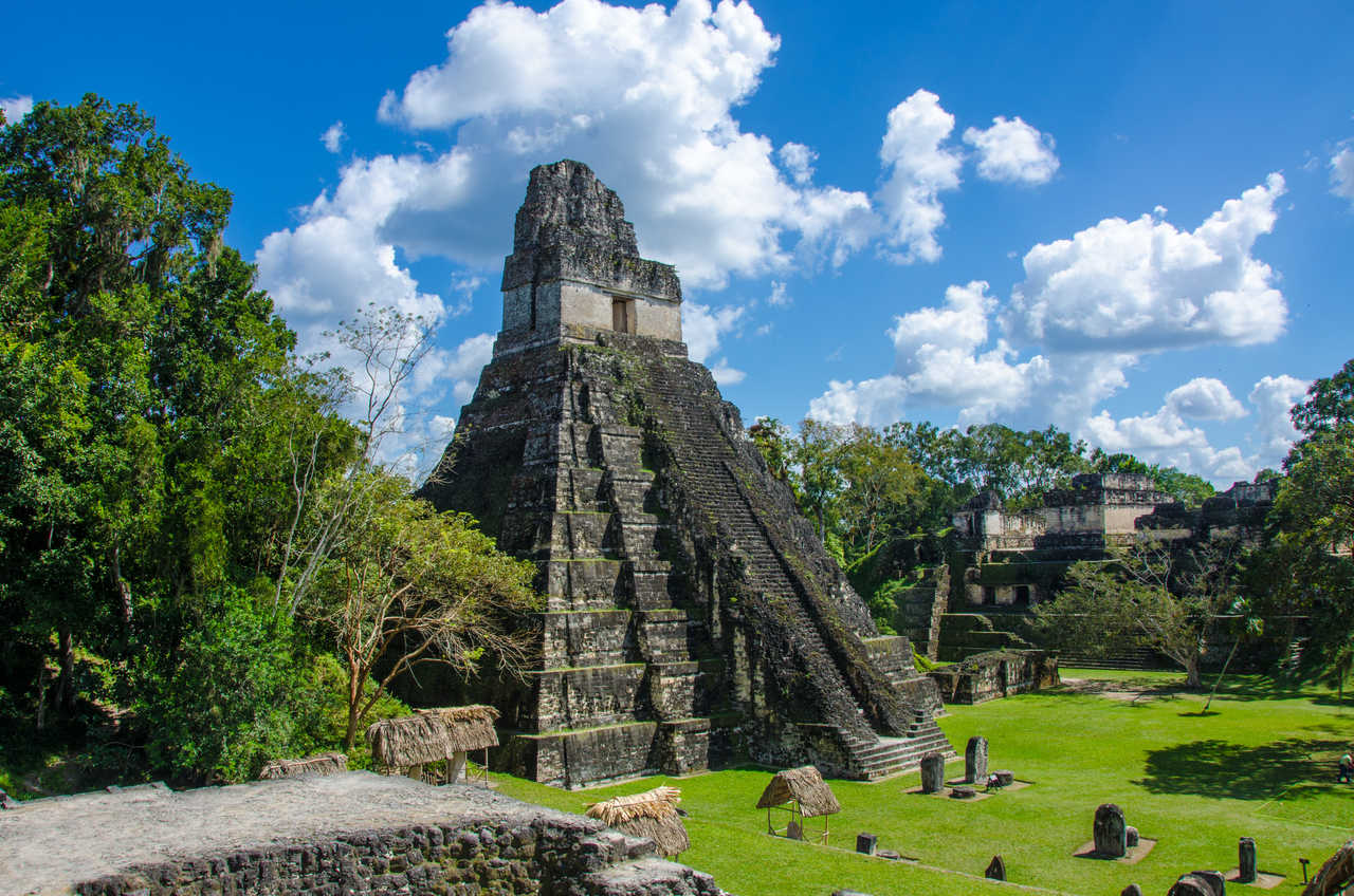 Le Grand Temple du site maya de Tikal dans la jungle du Petén, Guatemala