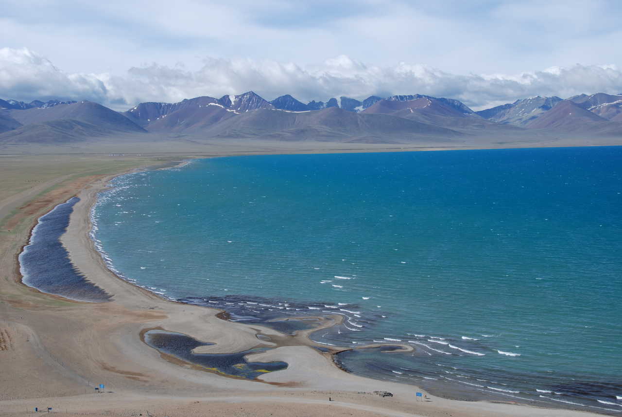 Le lac bleu Namsto et les montagnes en fond au Tibet