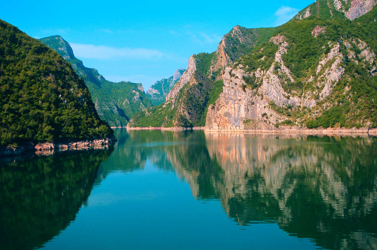 Le lac de Koman entre les falaises en Albanie