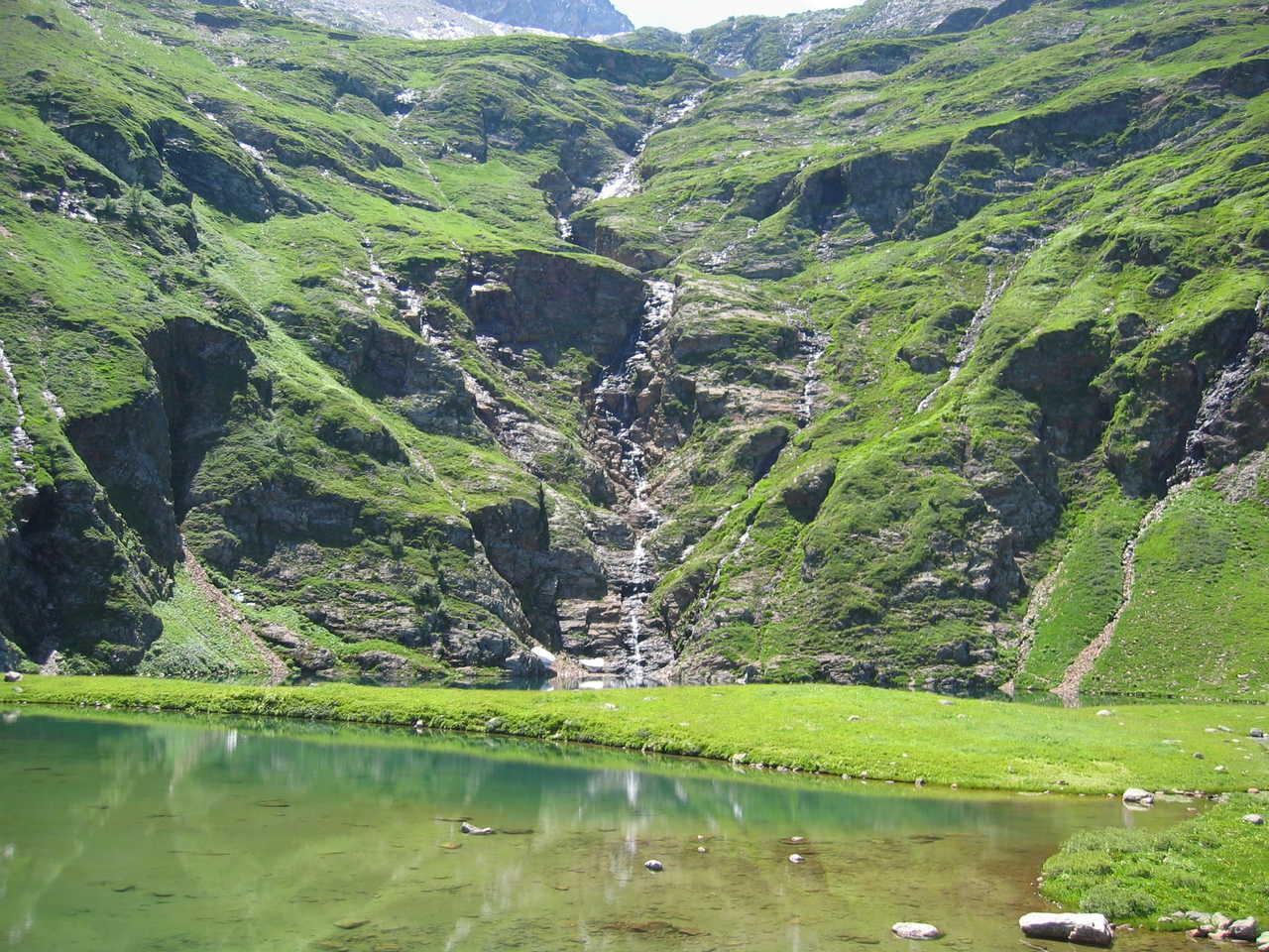 Le lac Vert, paysage des Pyrénées, vallée de Luchon