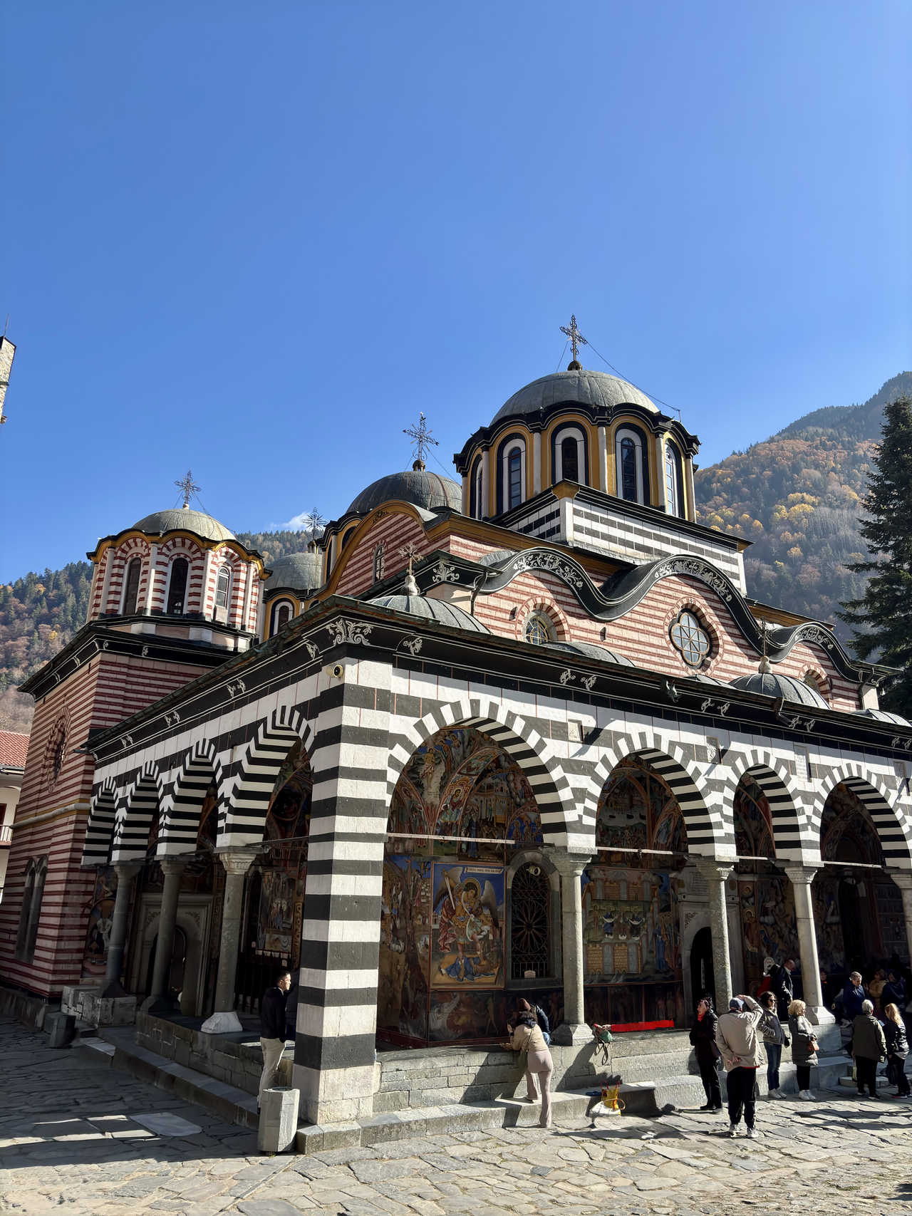 Le monastère de Rila dans les montagnes bulgares
