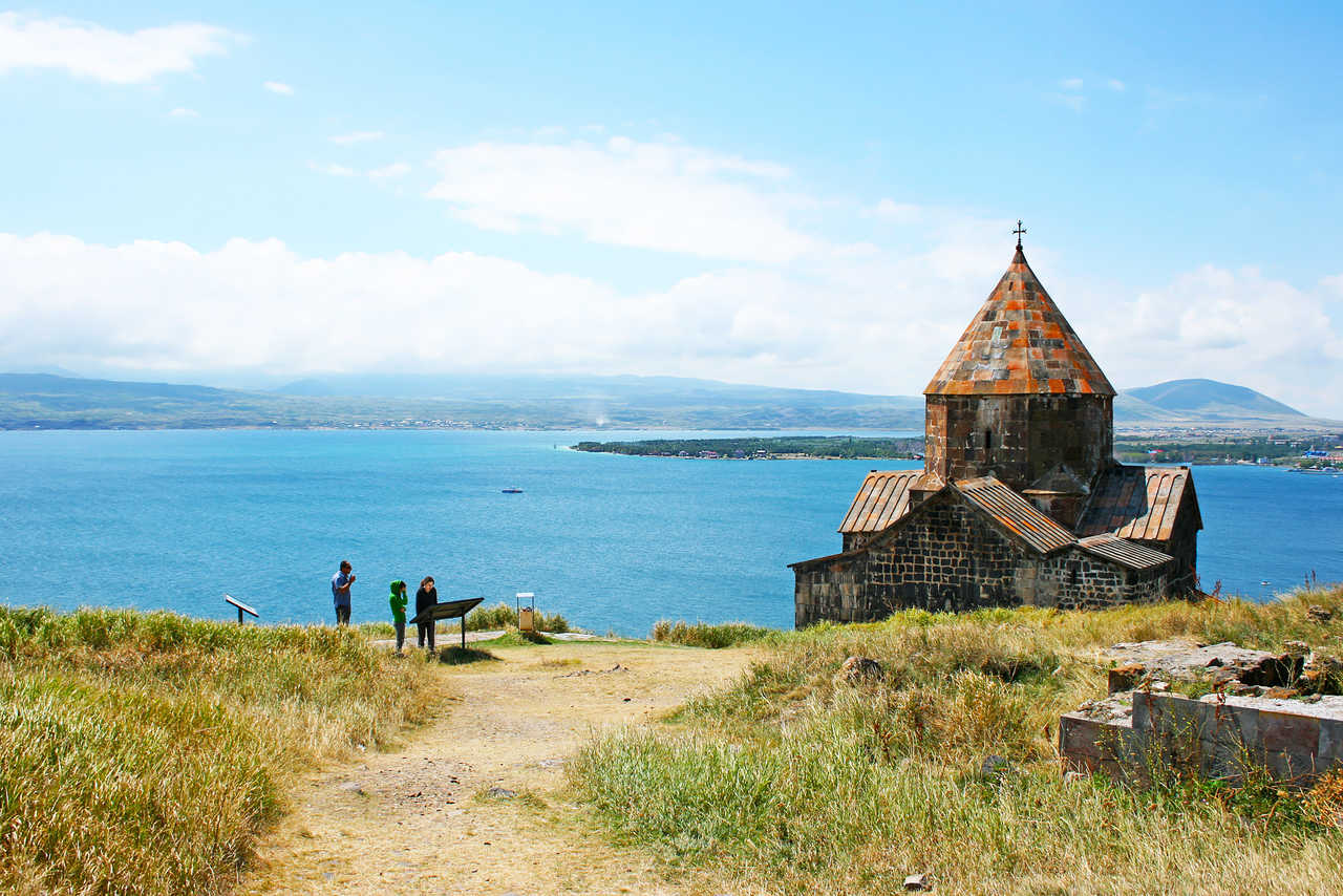 Le monastère de Sevanabank sur le lac Sévan