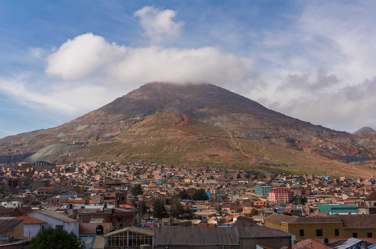 Le mont Cerro Rico dominant la ville de Potosí, Bolivie
